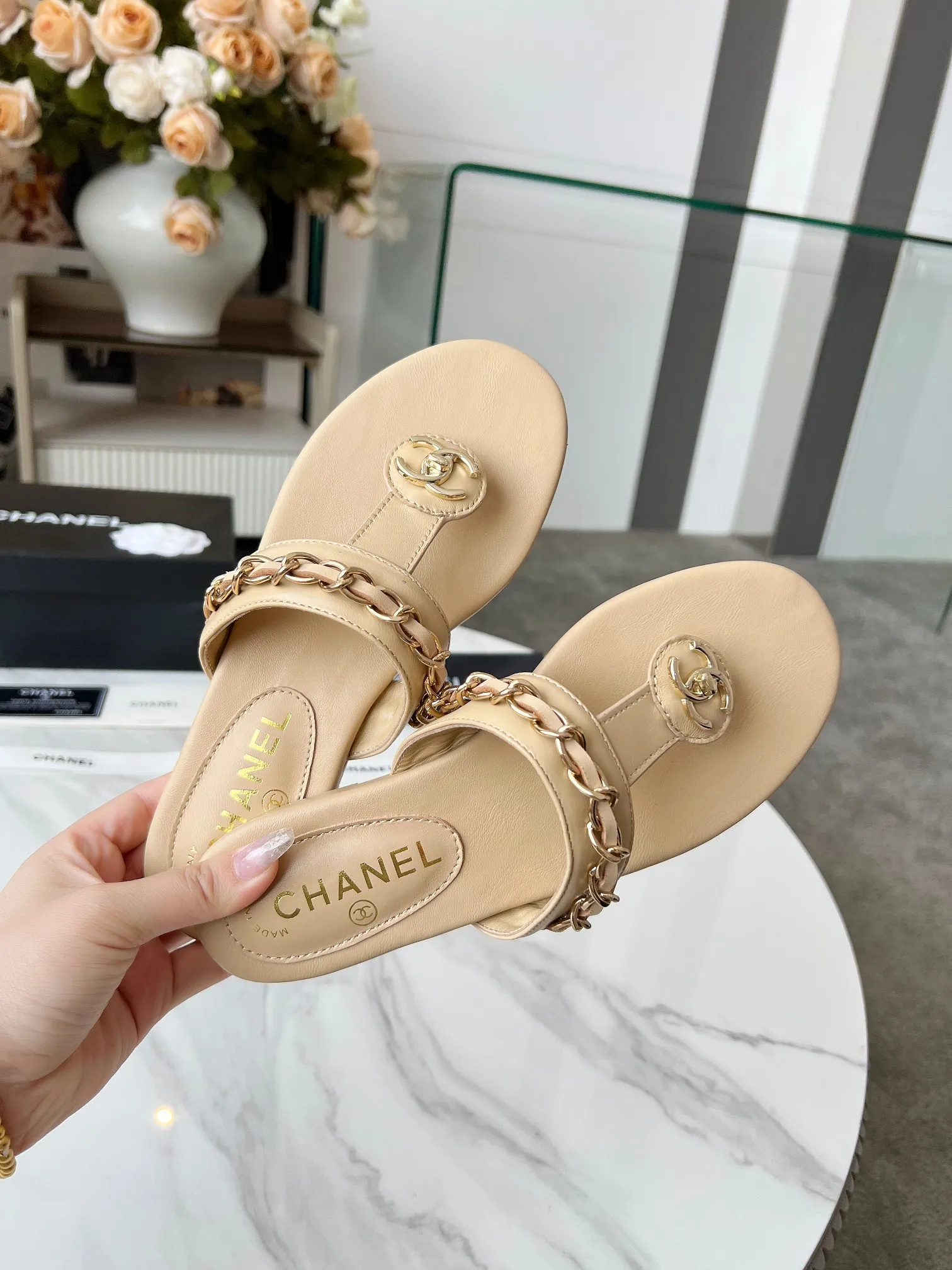 👟👟Ex-factory price 460👟👟 CHANEL｜Xiaoxiang 25 spring and summer new product Double C chain series flip-flops and sandals Chain sandals are this year's big hit. I have been impressed by their beauty, casual and natural, and have the classic dominance of Xiangjia. From leather to hardware, the upper foot is comfortable and stylish. The fabric is made of imported lambskin, the lining is silk sheepskin, and the Italian genuine leather outsole Code number: 35-39 (40/41 customized)
